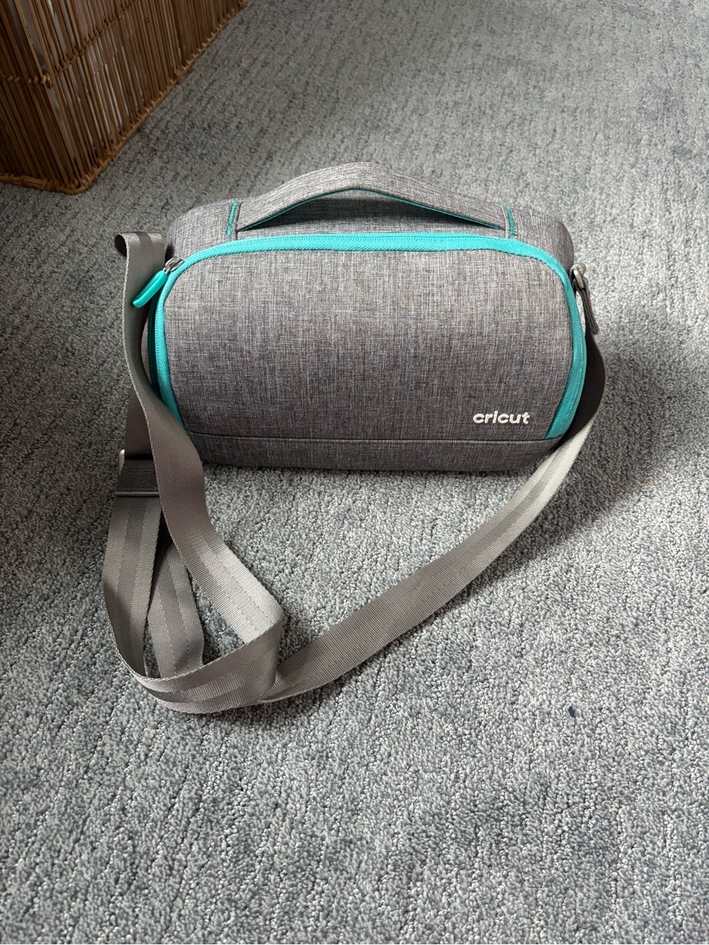 Cricut Joy Compact Cutting Machine in Teal with Matching Tools - Picture 7 of 15